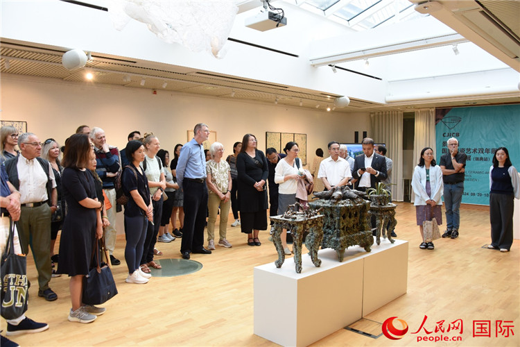 來(lái)賓參觀展覽作品。人民網(wǎng)記者 殷淼攝