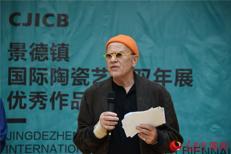 瑞典藝術(shù)家托比恩·卡爾斯博致辭。人民網(wǎng)記者 殷淼攝