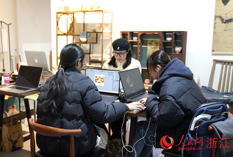 入駐龍泉市青創(chuàng)園的青年人才。人民網(wǎng)方彭依夢